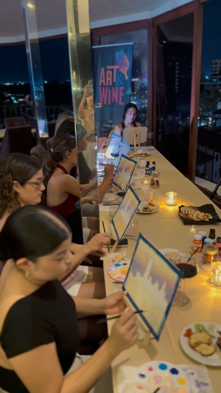 Algunos momentos capturados de lo que se vivió la noche en El Faro de Marina Vallarta 👩🏻‍🎨✨🎨#AmantesDelArte
#ObrasMaestras
#ExperienciaCultural
#AmantesDelVino
#CataDeVinos